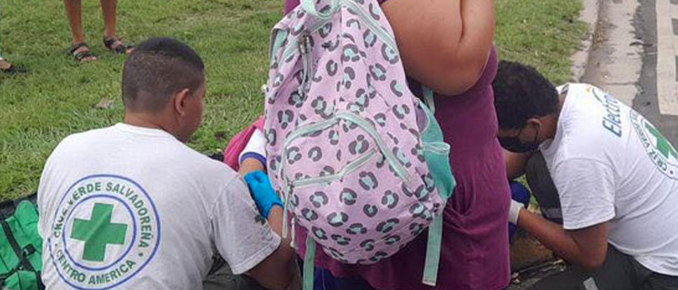 Conductor atropella a dos estudiantes en Santa Ana