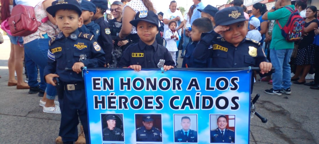 Niños de kinder se unieron al homenaje a los Héroes durante desfile en Chalchuapa