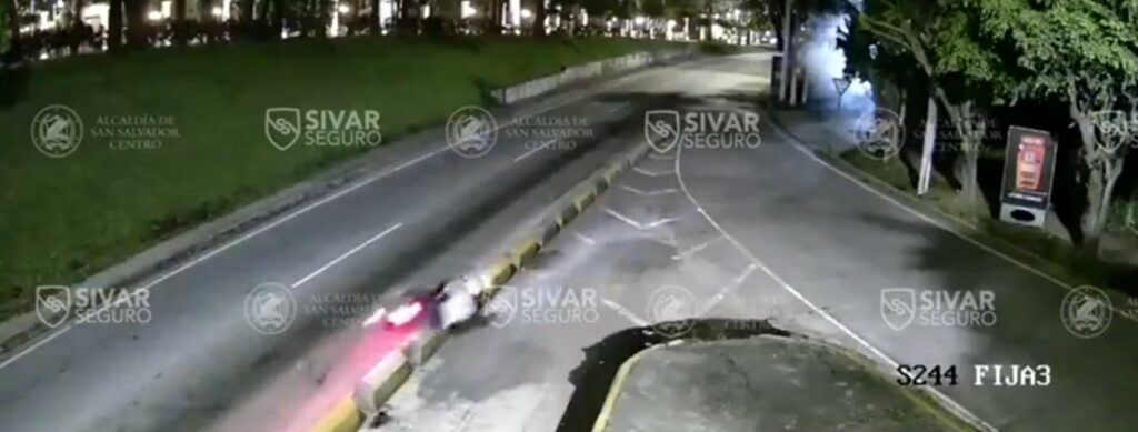 Captan aparatoso choque de un motociclista a excesiva velocidad en San Salvador