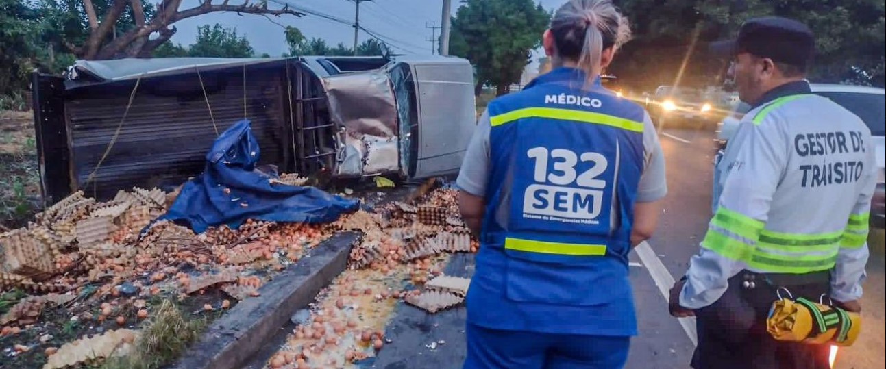 Al menos dos lesionados tras vuelco de pick up que transportaba huevos