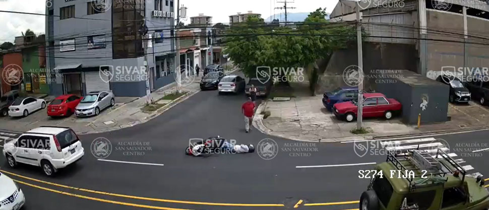 Se cae solo: Motociclista termina en el asfalto tras una mala maniobra en la avenida Las Amapolas