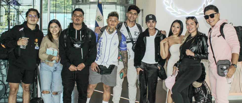 Jóvenes embajadores de El Salvador celebran la independencia en México