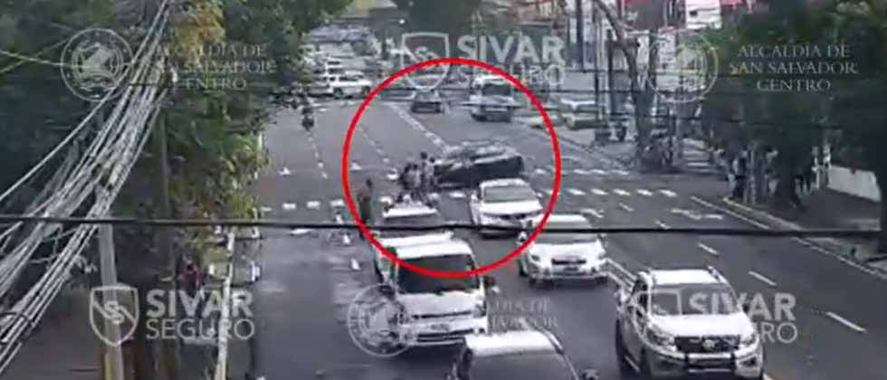 VIDEO: Conductor arrolla a un grupo de peatones en la alameda Roosevelt