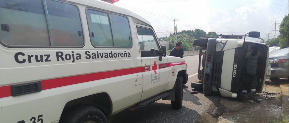Reportan vehículo volcado en carretera hacia Sonsonate