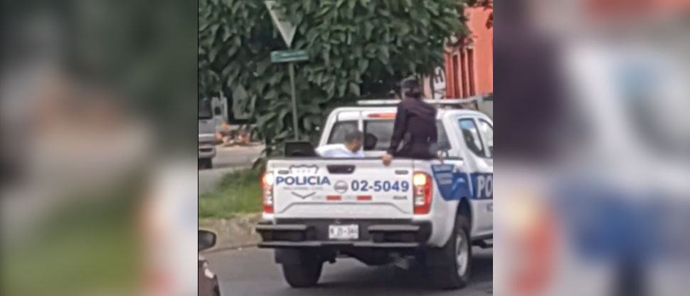 Captan instante cuando trasladan en patrulla de la PNC al “Hermano Fausto” acusado de acoso