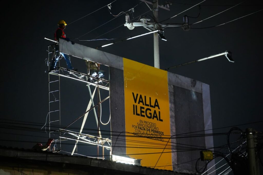 Desmontan vallas publicitarias ilegales en San Salvador