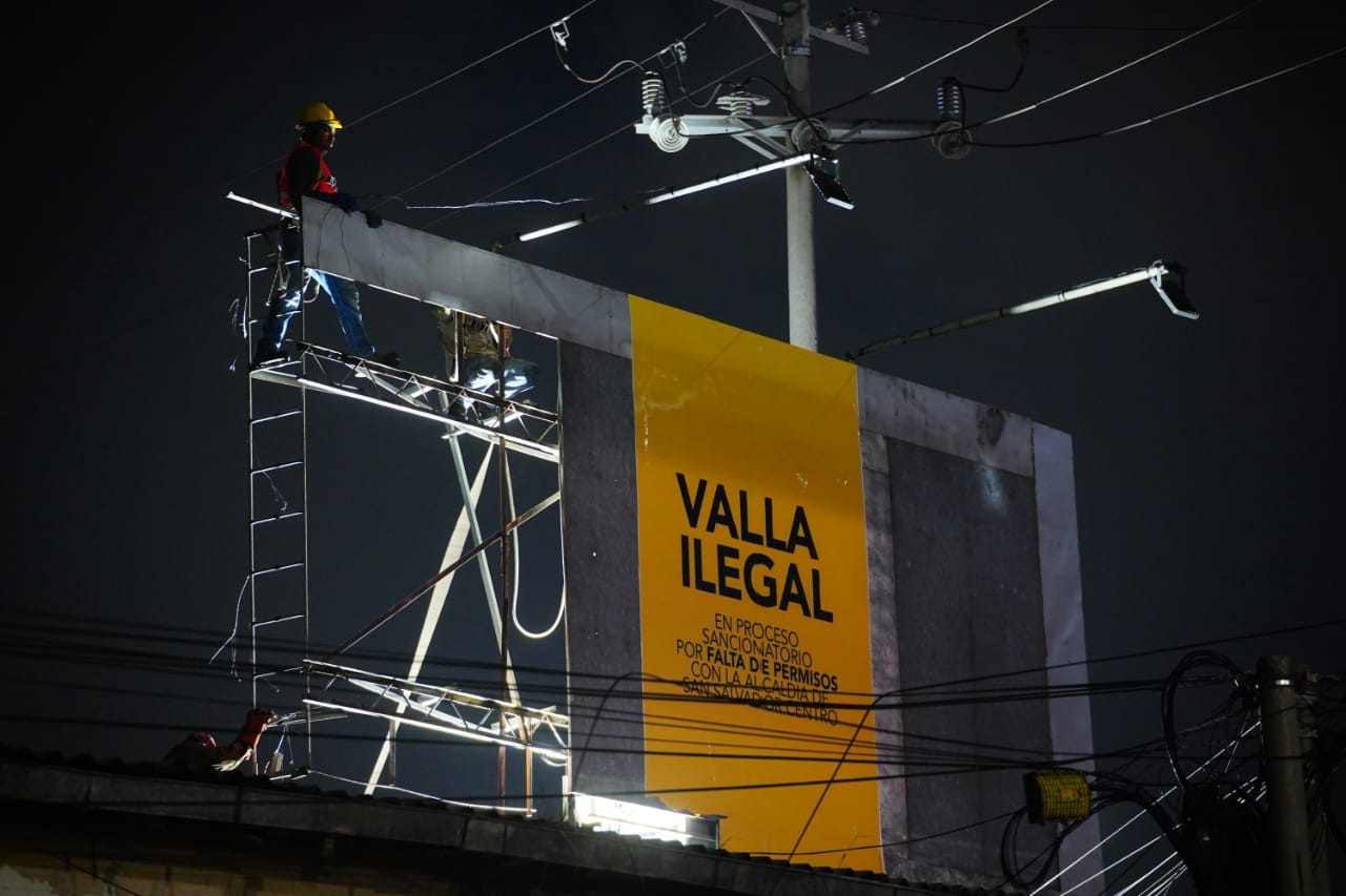 Desmontan vallas publicitarias ilegales en San Salvador