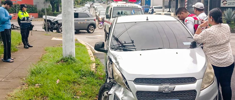 Conductor no respeta señal de alto y provoca accidente en Santa Tecla