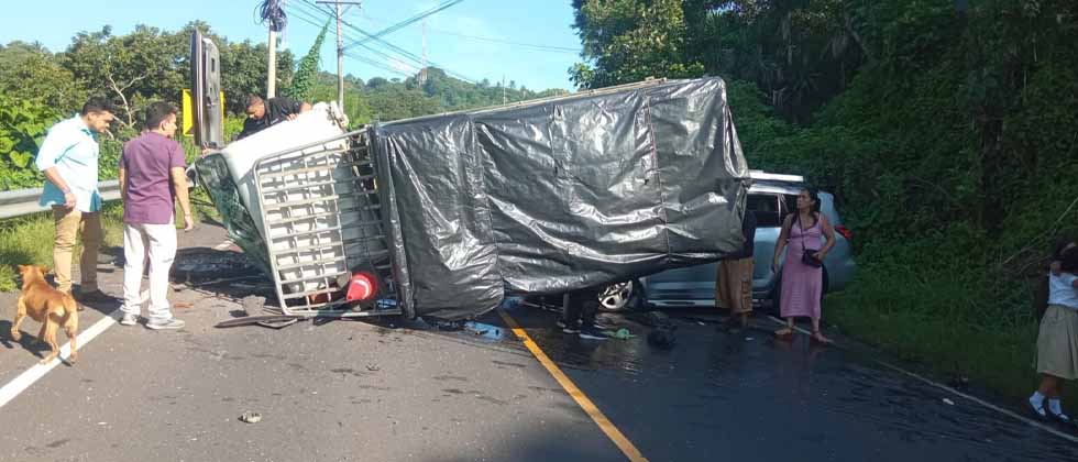 Reportan varias personas lesionadas tras fuerte accidente en Nahuizalco