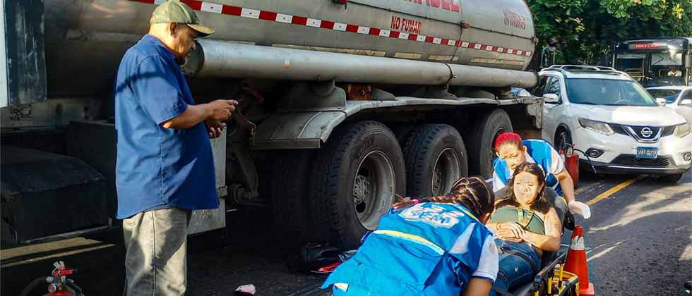Viva de milagro: Joven motociclista queda bajo las llantas de una rastra en San Salvador