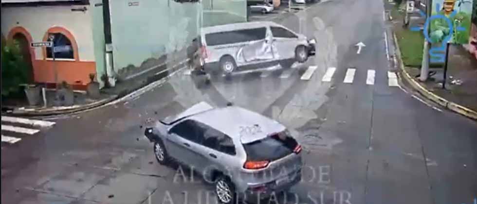 VIDEO: Captan el momento exacto del fuerte accidente en Santa Tecla