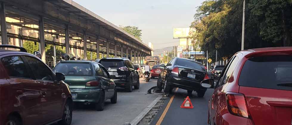 Conductora se distrae y termina atascada en separadores de la alameda Juan Pablo II