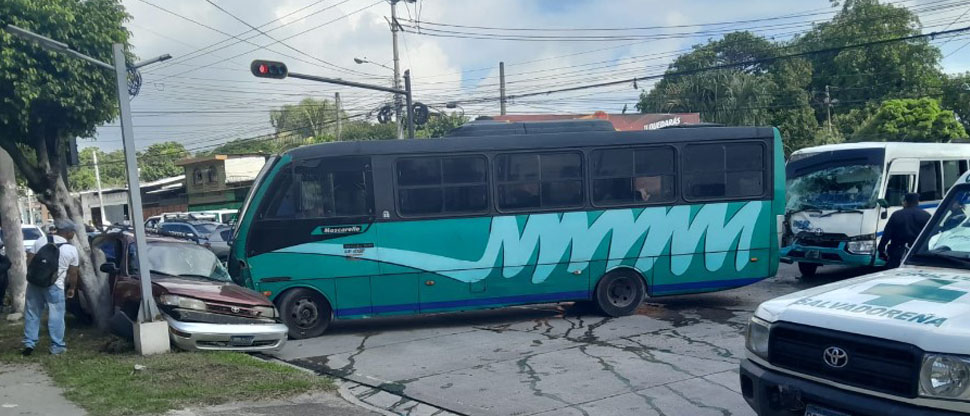 Fuerte accidente entre dos microbuses y un carro particular en calle al volcán