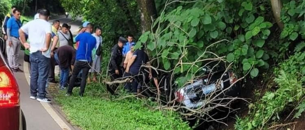 Policías auxilian a conductor que se accidentó en carretera a Moncagua