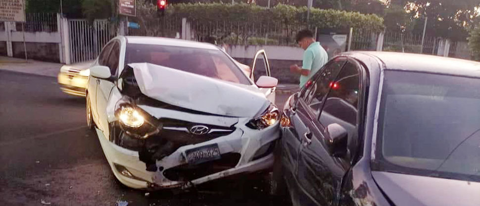 Conductor irrespeta luz roja de semáforo y provoca accidente en bulevar Constitución
