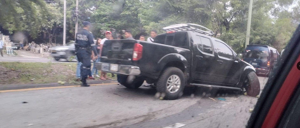 Fuerte accidente de tránsito deja varias personas lesionadas en carretera a Comalapa