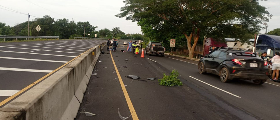 Motociclista y su acompañante son embestidos por conductor que se dio a la fuga, la mujer falleció