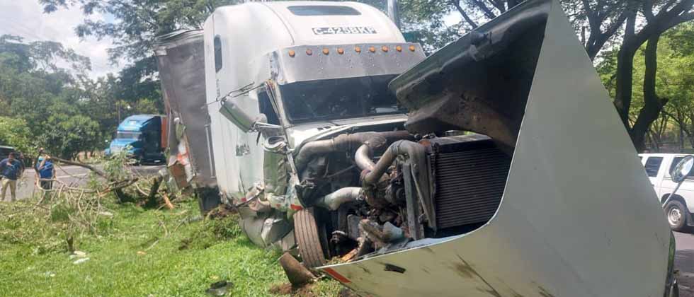 Reportan rastra accidentada en carretera a Santa Ana