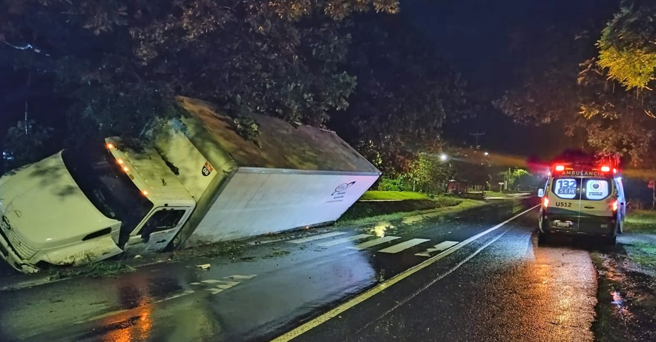 Se reportan dos lesionados tras accidente de camión en Zacatecoluca
