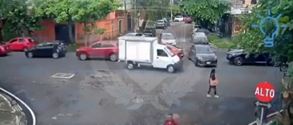 Conductor provoca accidente tras no respetar señal de alto en Santa Tecla