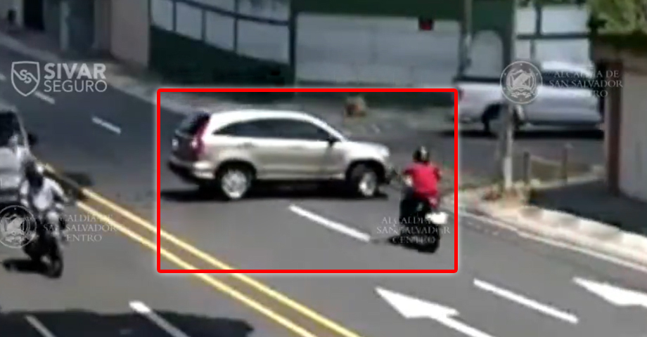 Conductor realiza giro indebido y provoca fuerte colisión con motociclista