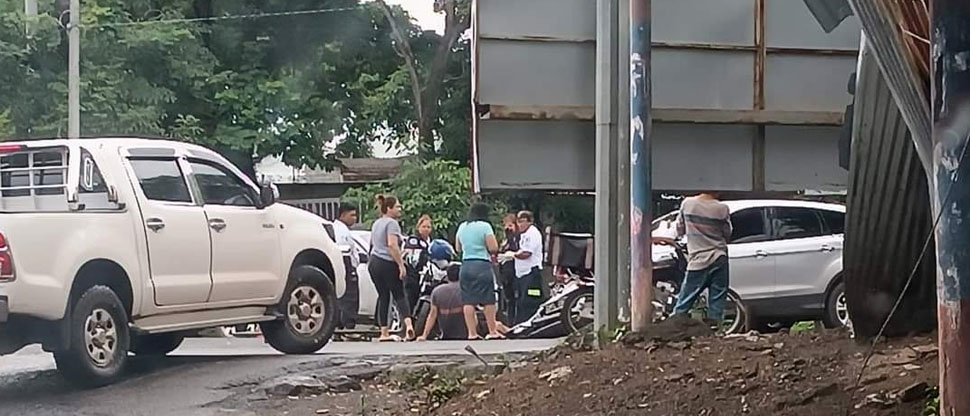 Motociclista queda tendido sobre el pavimento tras fuerte choque en San Miguel