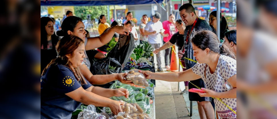 Salvadoreños se abastecen en Agromercados y precios de alimentos bajan en el país