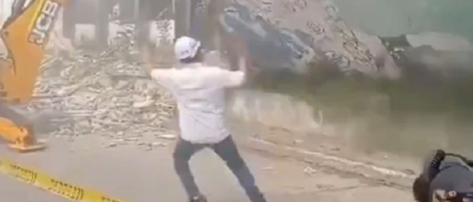 COLOMBIA: alcalde de Cartagena es casi aplastado por un muro de escuela que colapsó