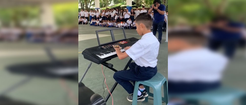 Estudiante demuestra sus conocimientos al interpretar el Himno Nacional