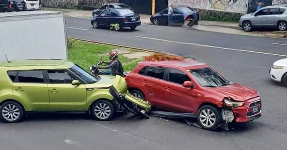 Reportan fuerte choque frente a la UES en San Salvador