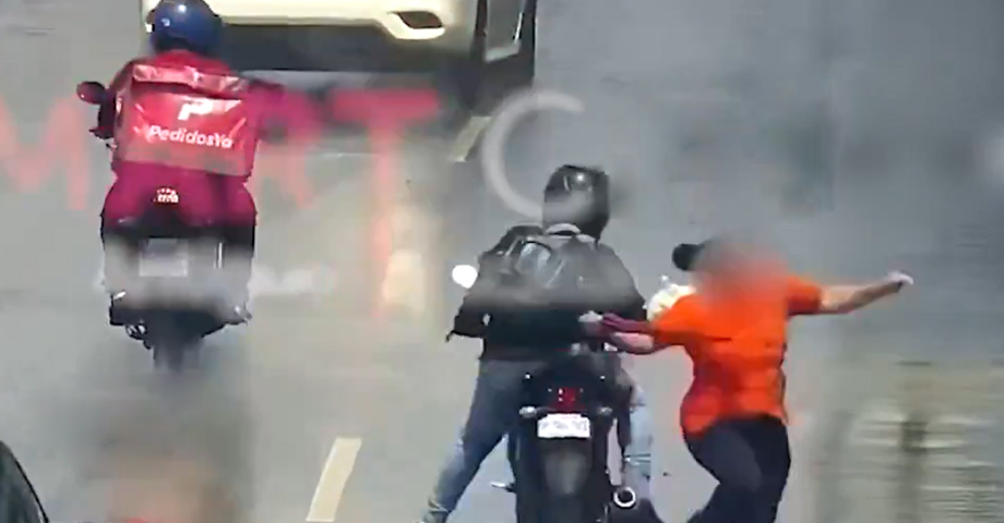 Sistema Smart City capta momento cuando motociclista arrolla a una mujer en carretera al Puerto