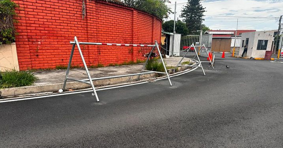 Denuncian a personas que colocan obstáculos para reservar parqueos en colonia de San Salvador