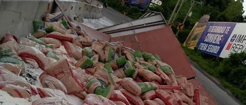Bolsas con harina quedan esparcidas tras caerse de camión en carretera al Puerto de La Libertad