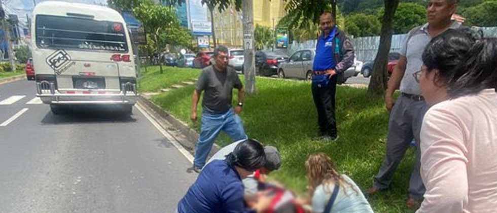 Anciana cae de un microbús en marcha en Antiguo Cuscatlán