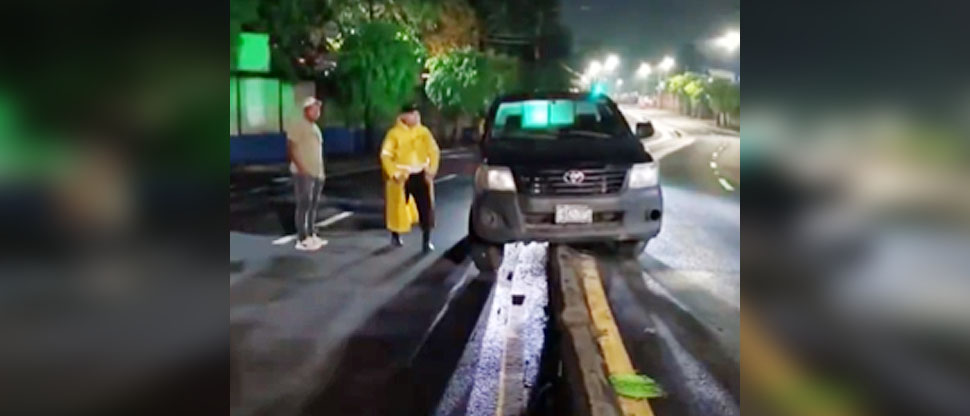 Conductor no se percata y termina atascado en separador de carriles del bulevar Venezuela