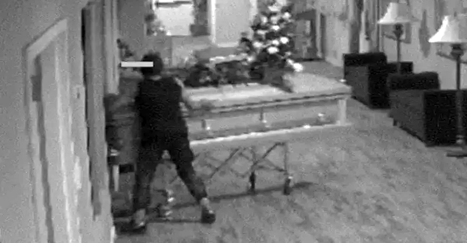 Mujer entra a una funeraria y roba un ataúd con todo y difunto