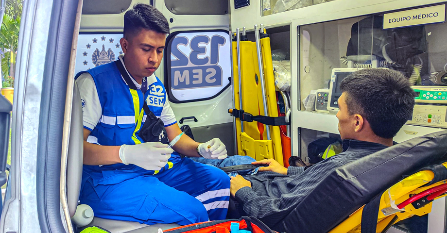 Joven resulta con traumatismo en su rodilla izquierda tras accidente en San Salvador