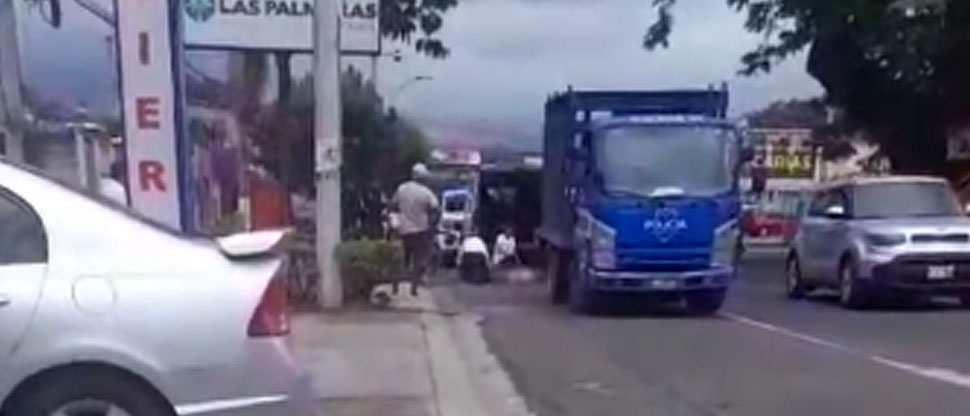 Autobús del transporte colectivo atropella a peatón en Sonzacate, Sonsonate