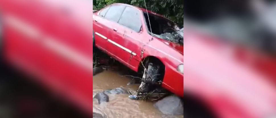 Vehículo es arrastrado por la corriente de una quebrada en Usulután