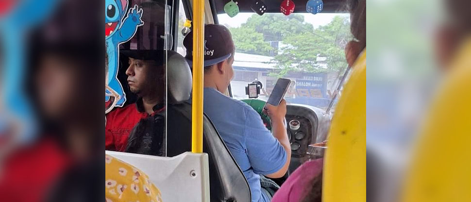 Pasajeros denuncian a microbusero de la ruta 29 que iba distraído con el celular