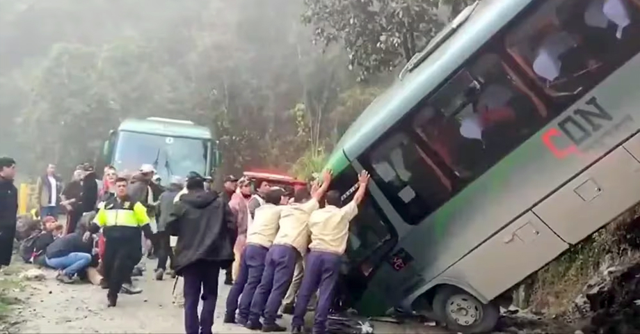 Perú: Bus lleno de turistas se accidenta sobre un acceso al Machu Picchu