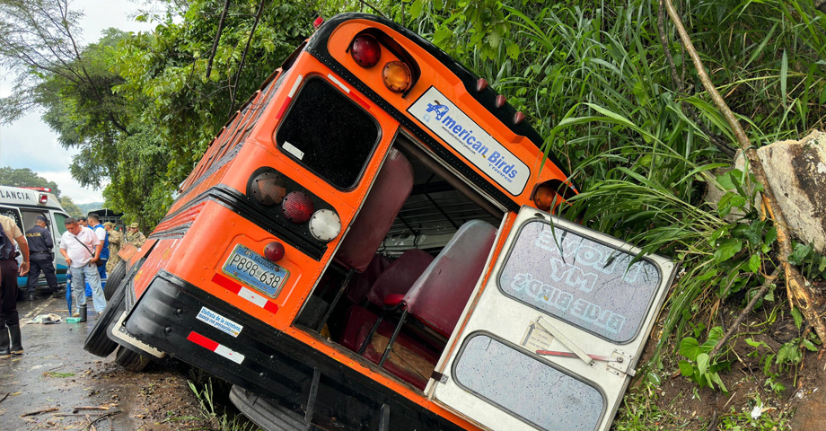 23 personas lesionadas es el saldo que dejó volcamiento de bus en Sonsonate