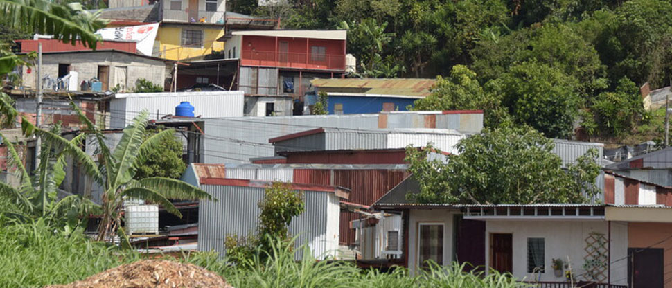 Joven asegura vivir con temor tras escuchar ruidos extraños en casa de su vecina