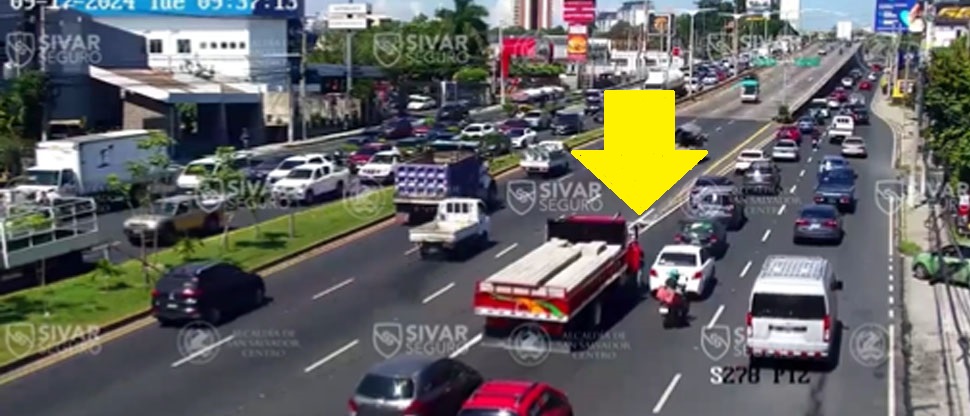 Conductor echa el camión a automovilista por no ceder incorporación en bulevar Los Próceres