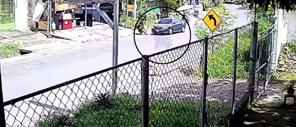 VIDEO: conductor huye tras arrollar a motociclista en Chalatenango