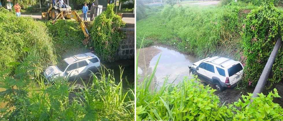 Conductor pierde el control de su camioneta y cae de un puente en Metapán