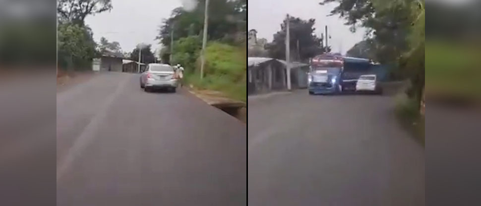 Captan momento cuando conductor ebrio casi atropella a una persona en Ahuachapán