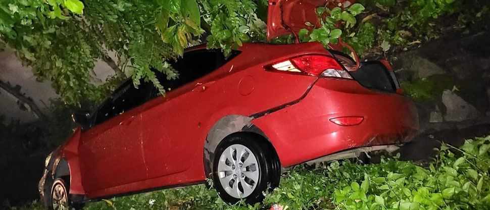 Vehículo cae a una cuneta y deja dos lesionados en Zacatecoluca