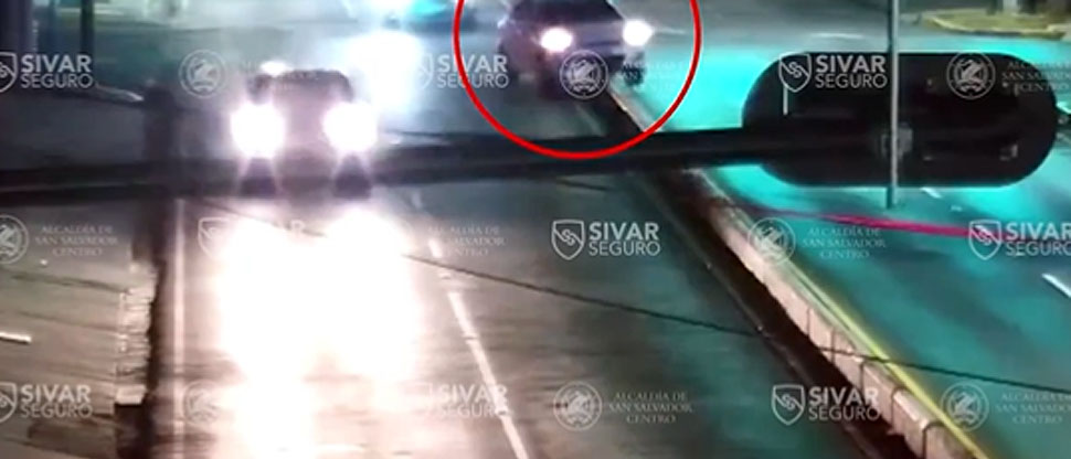 Captan momento cuando conductor queda atascado en separadores del Paseo General Escalón