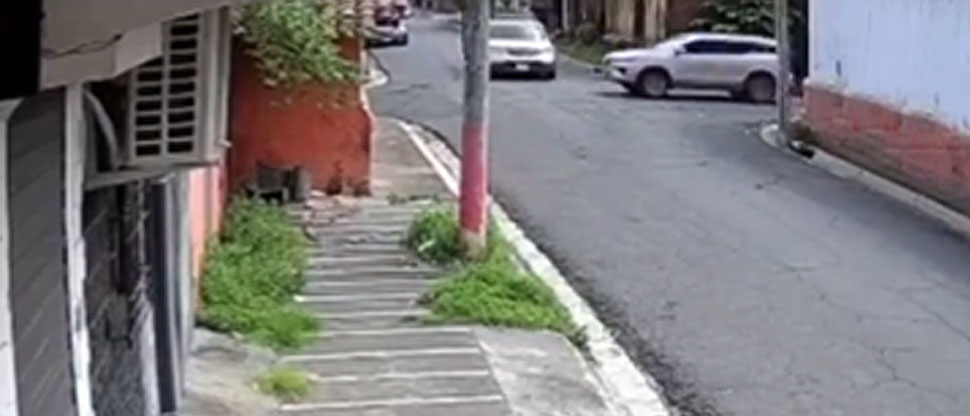 Conductor se pasa una señal de alto y provoca fuerte choque en San Miguel